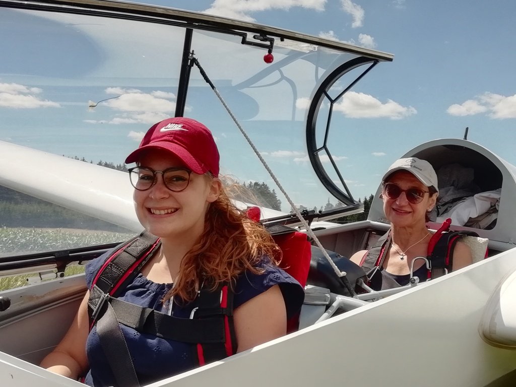 Segelflug-Segelfliegen-Tirschenreuth-Flugfest-in-Tirschenreuth-Pia-Lippert-links-und-Elke-Pinkert