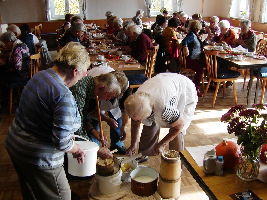 Ausbuttern zum Erntedank-Fest