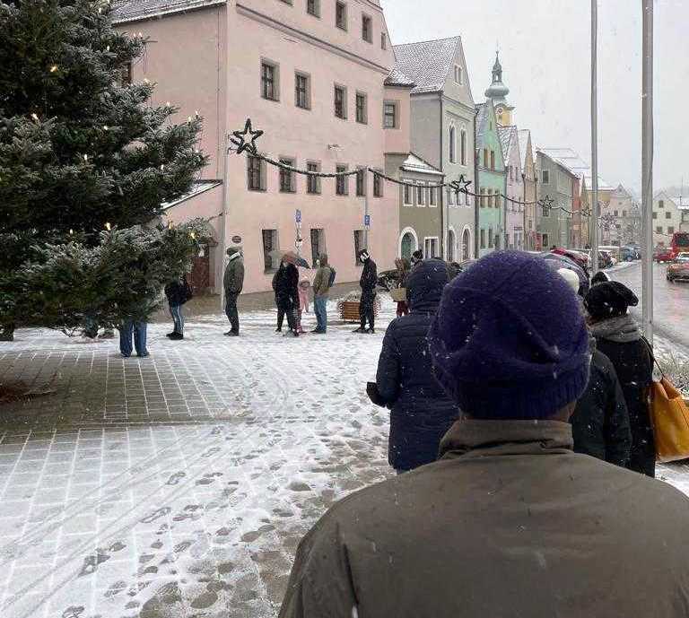 Lange Schlange im Schneegestöber: Sonderimpfaktion in Neustadt
