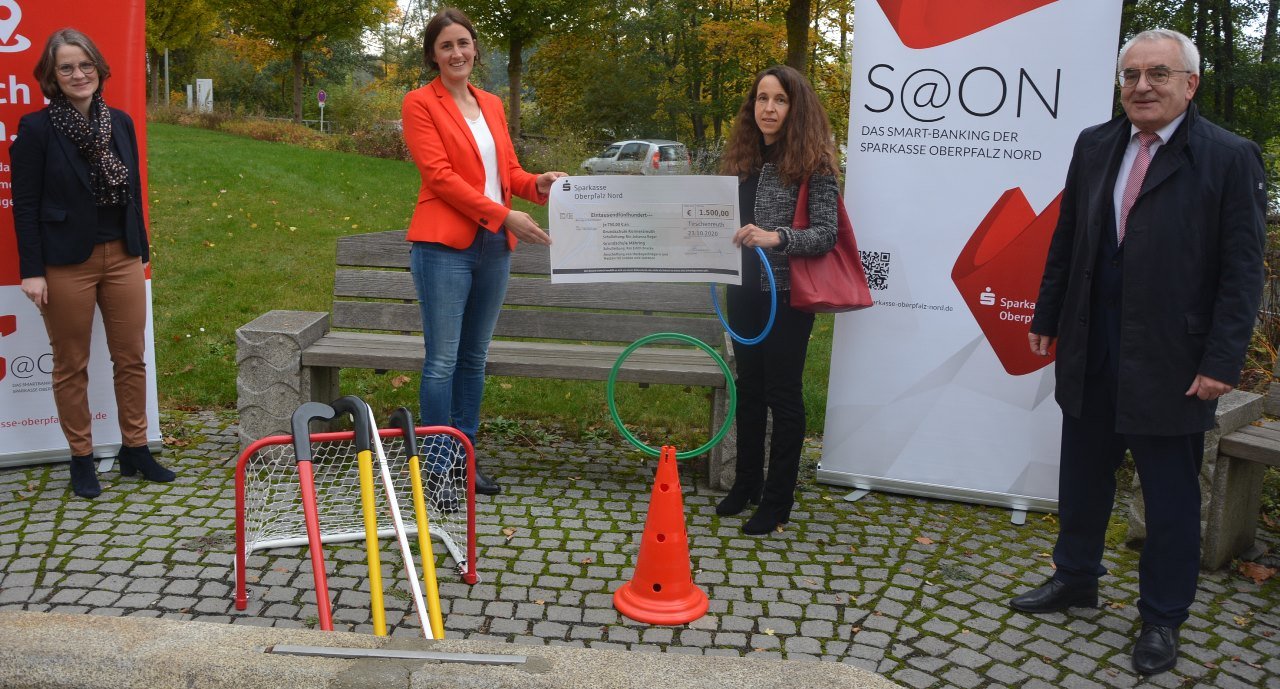 Spende Grundschule Konnersreuth Mähring Martina Puff, Johanna Reger, Edith Bracke, Ludwig Zitzmann