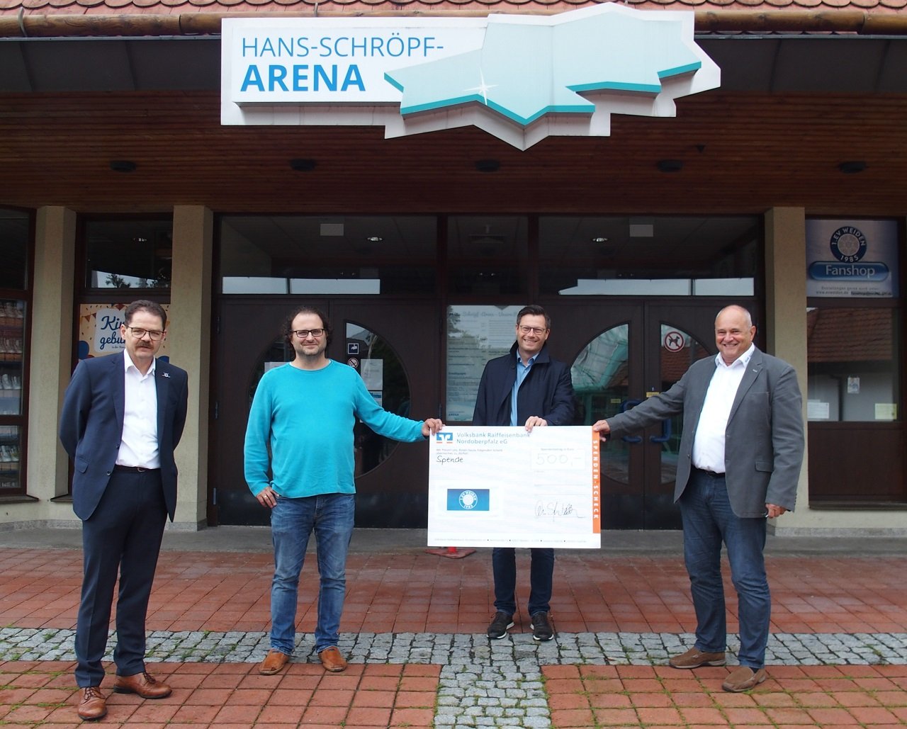 Spendenübergabe_1._EV_Weiden-Weidener-Abgeordneten-und-Stadtrat-Christoph-Skutella-Nachwuchssportler.