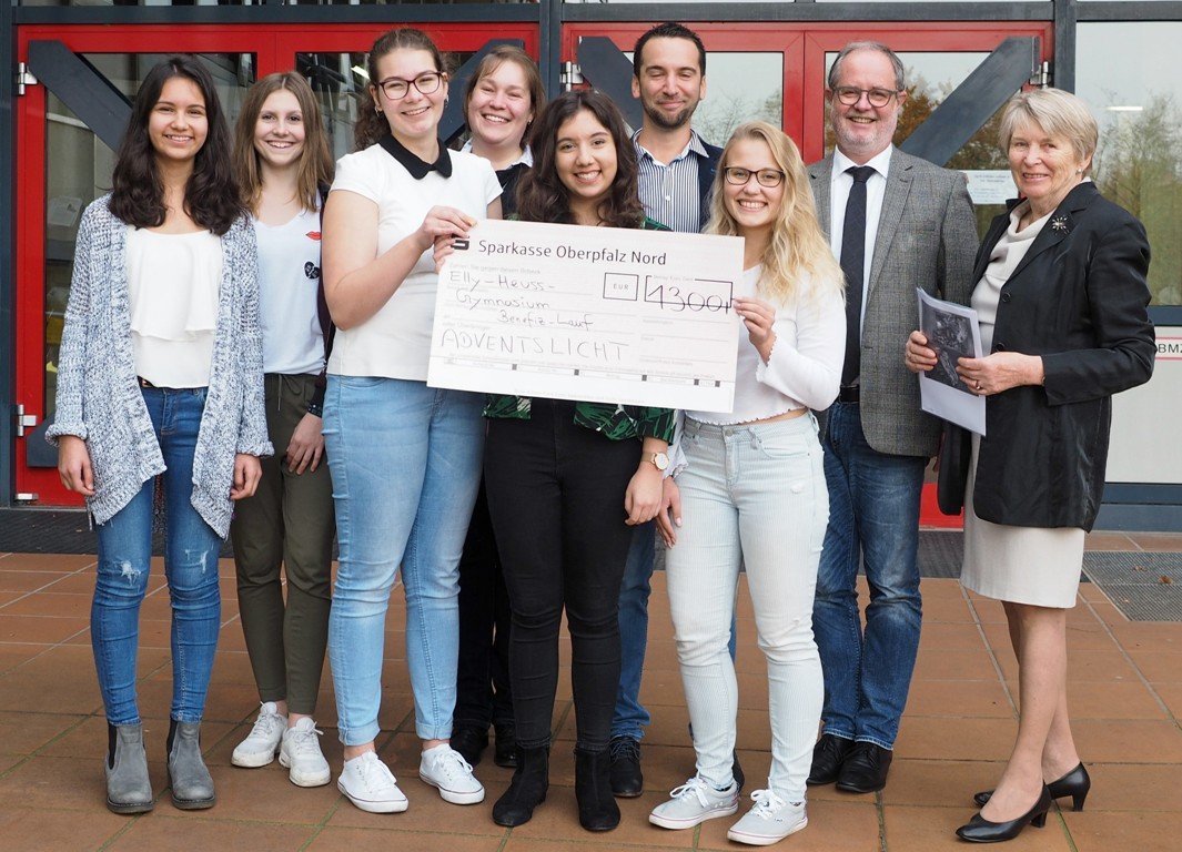Spendenübergabe_Adventslicht Elly Heuss Gymnasium