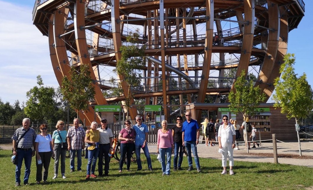 Sportler der Nordic-Walking-Abteilung des TSV Pressath Wochenendausflug Bayerischer Wald Erlebnisholzkugel am Steinberger See Bilder Wolfgang Graser (1)