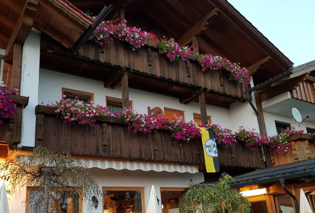 Sportler der Nordic-Walking-Abteilung des TSV Pressath Wochenendausflug Bayerischer Wald Erlebnisholzkugel am Steinberger See Bilder Wolfgang Graser (2)