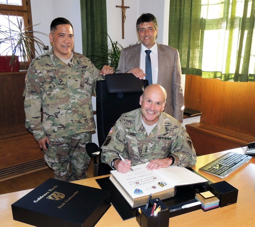 Stadt Grafenwöhr Goldenes Ehrenbuch Rathaus Grafenwöhr