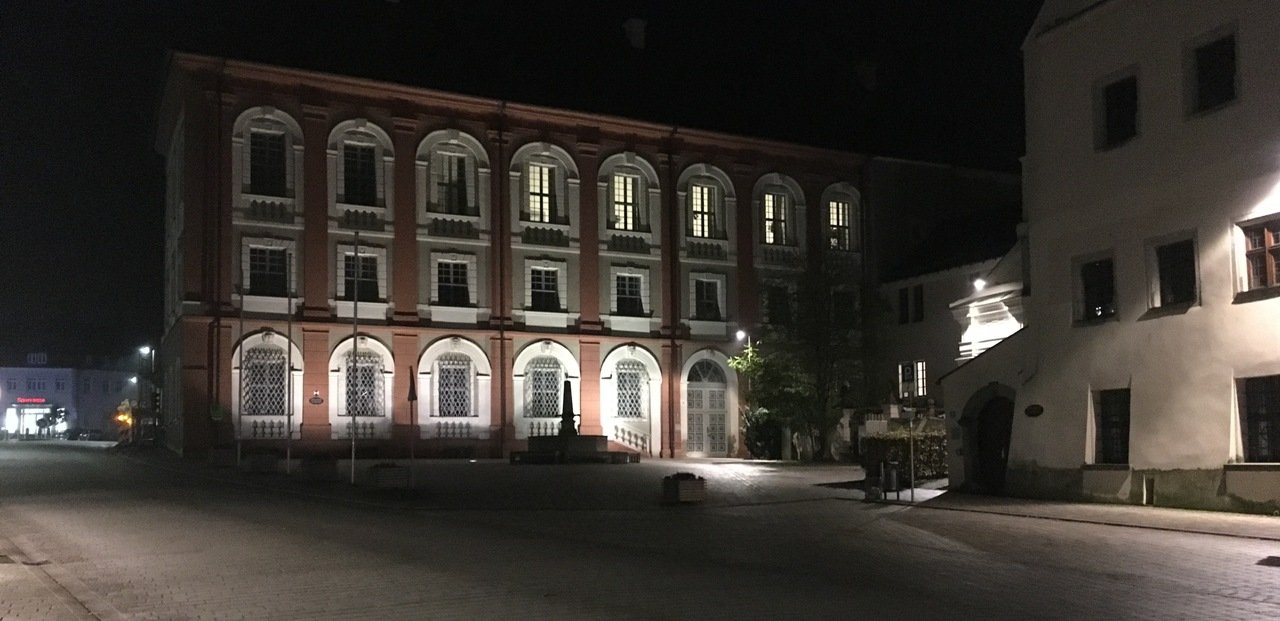 Stadt Neustadt Landratsamt Neustadt Stadtplatz Rathaus Markt Parkplatz Brunnen Symbolbild
