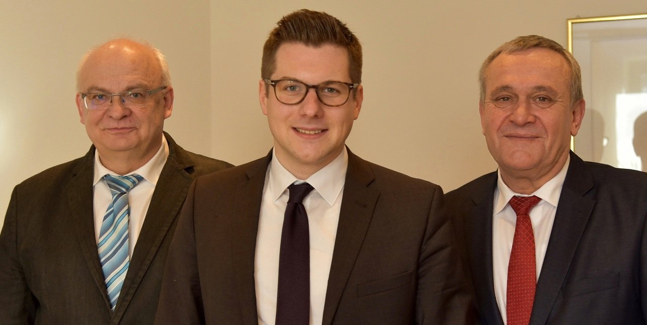 Stadt Weiden neuer Wirtschaftsförder. Rudolf Hölzl, Wirtschaftsförderer Weiden Nicolas Lahovnik, Oberbürgermeister Weiden Kurt Seggewiß