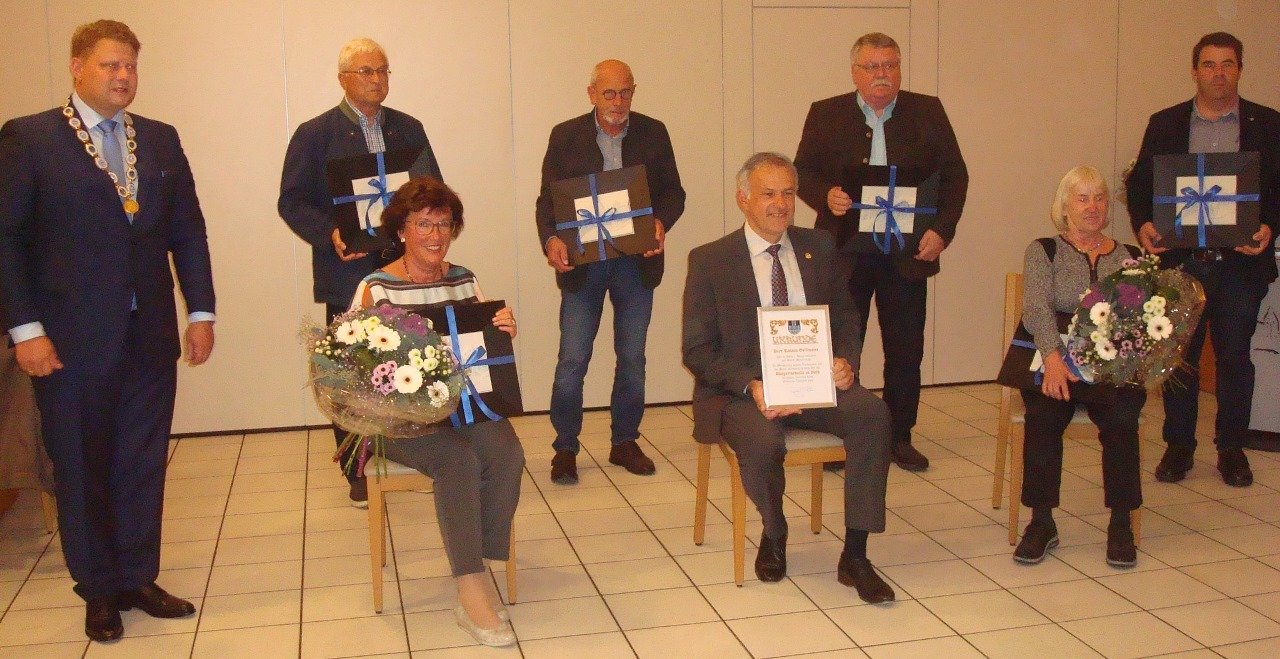 Stefan Grillmeier, Dr. Helmut Brandl, Luitgard Müller, Theo Schaumberger, Landrat Roland Grillmeier, Karlheinz Ernstberger, AngelikBürgermedaille Gold Mitterteich Verleihung Festsitzung Stadtrat (1)