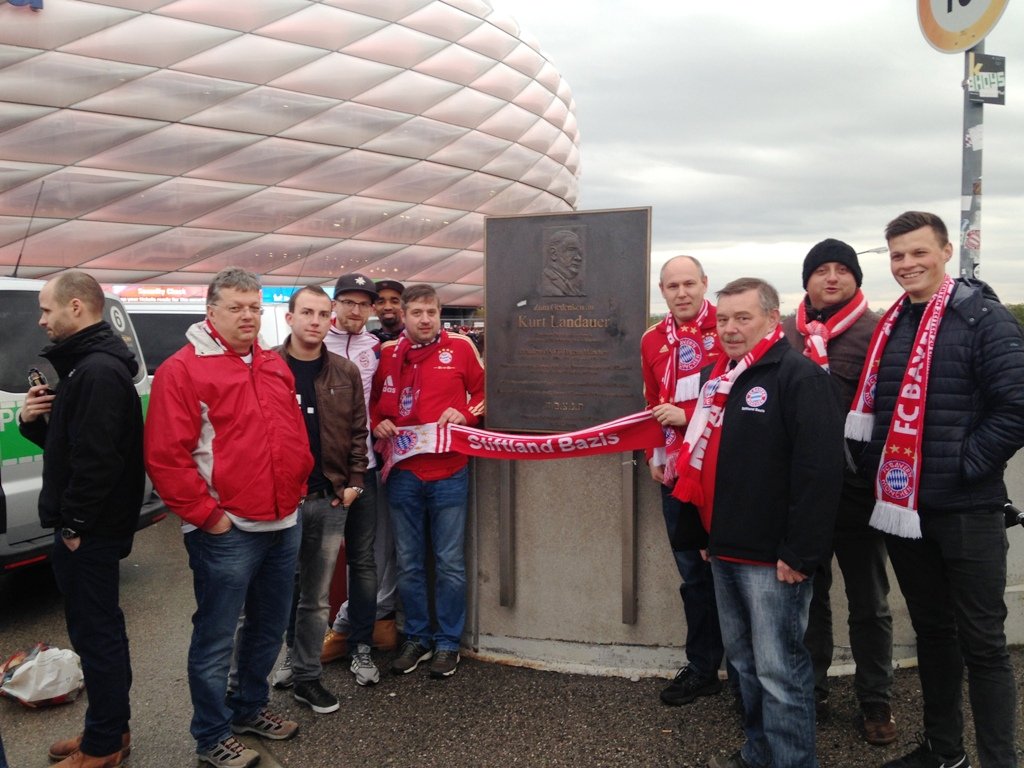 Stiftland Bazis, Bayern Fan-Club, FC Bayern vor Gedenktafel, Fußball, Allianz-Arena