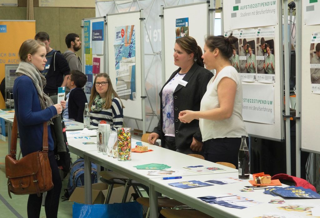 Stipendienberatung OTH-Amberg-Weiden Messe Studenten studieren Schüler