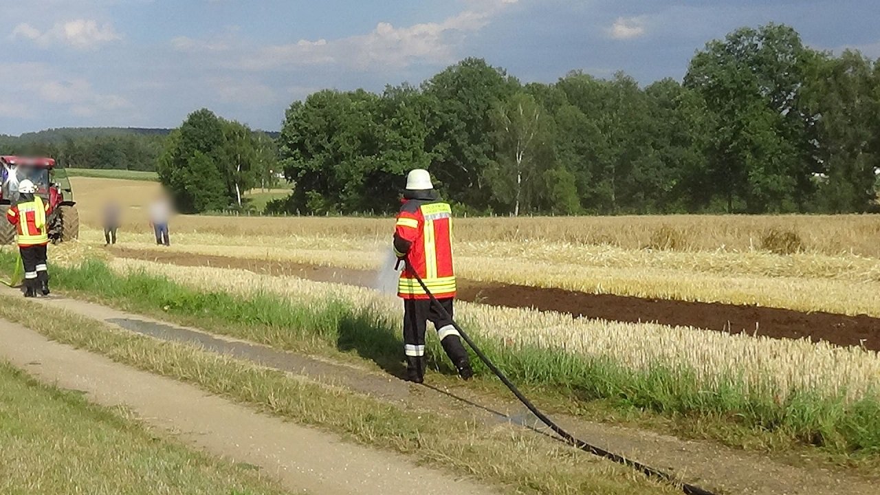Stoppelfeldbrand Kirchenthumbach Feuerwehren Landwirtschaft Feuer Bild Jürgen Masching4