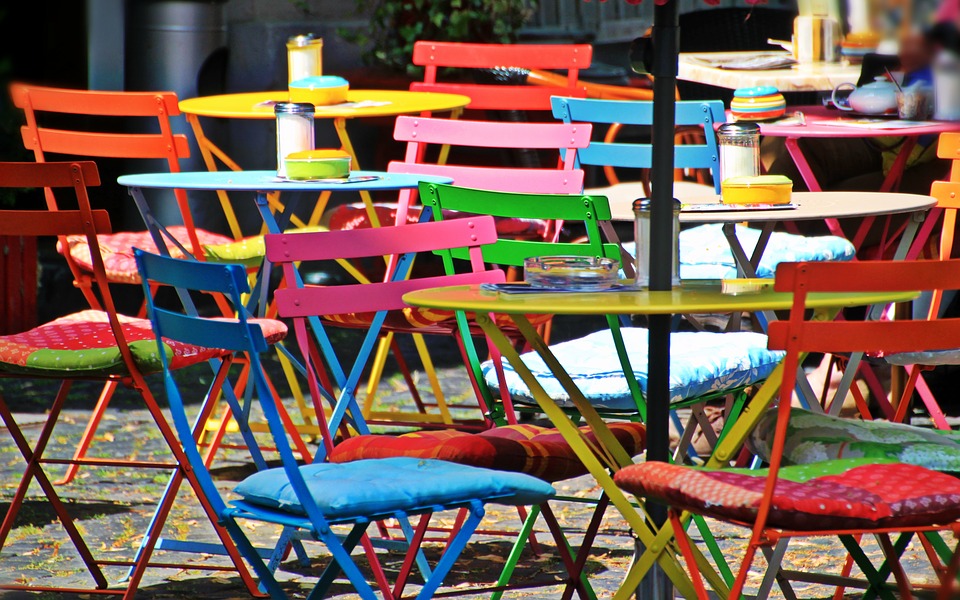 Stühle Klappstühle Sitzgelegenheit Cafe Gastronomie pixabay