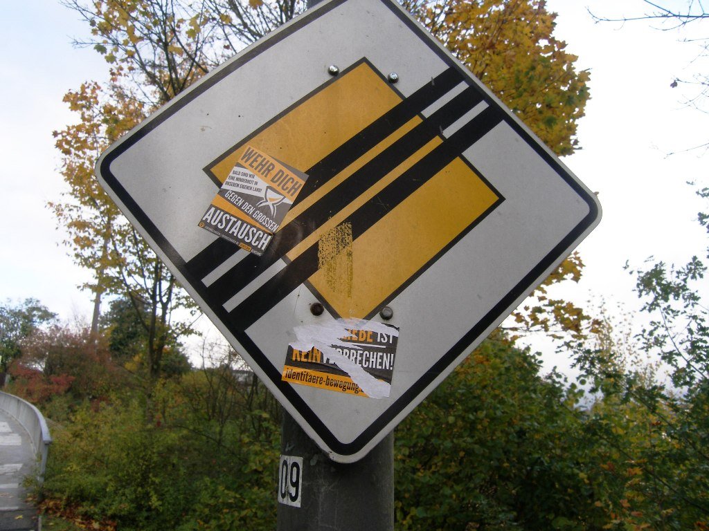 Symbol-Verkehrsschild-Vorfahrt-gewähren-Aufkleber