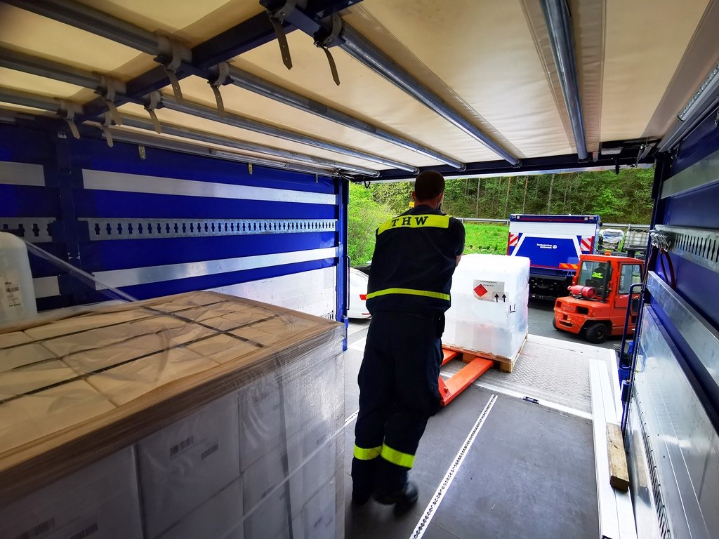 THW Weiden Einsatz Corona Desinfektionsmittel Lieferung (2)