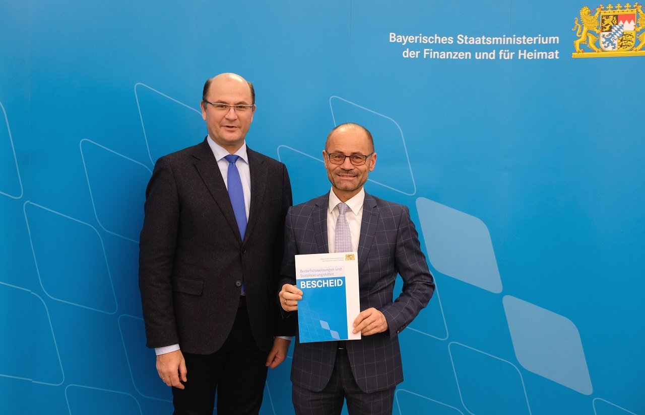 Tirschenreuth_Landkreis_Übergabe Förderbescheide_Füracker_stellvertretender Landrat Dr Alfred Scheidler