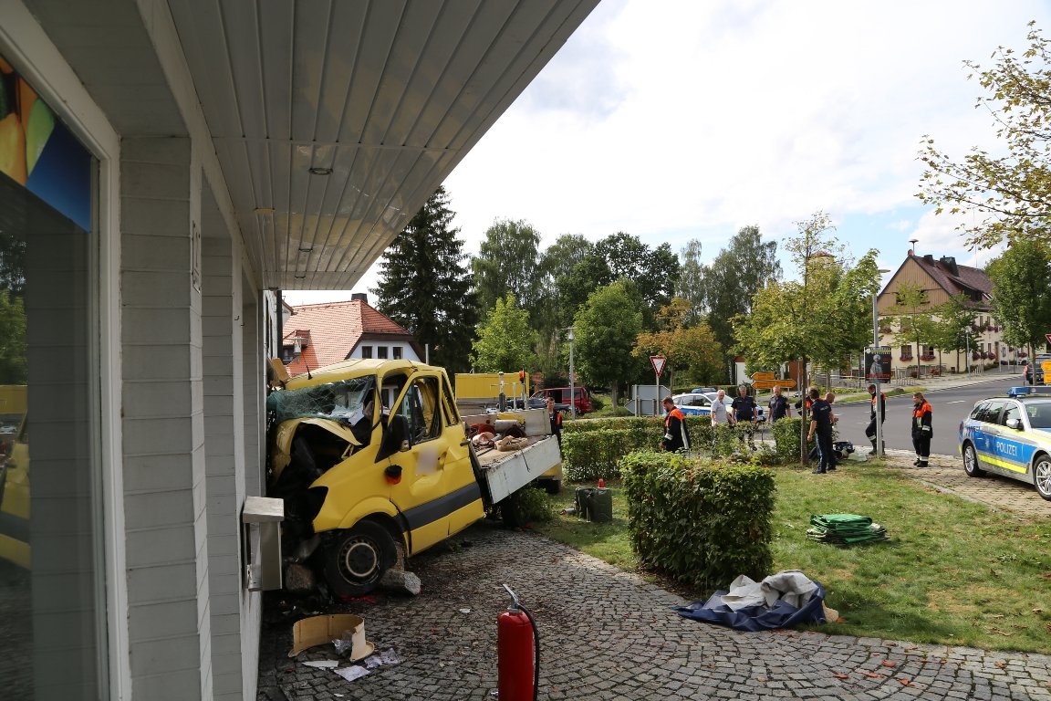 Tödlicher Unfall Brand Mann rast in Gebäudefassade (11)