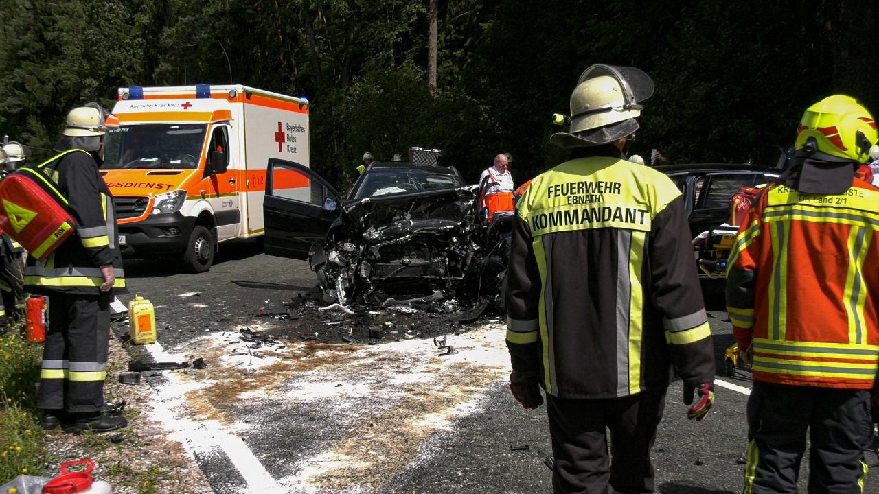 [Update] Unfall Kulmain: Frau stirbt - vier Schwerverletzte