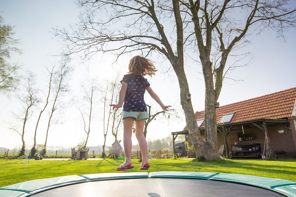 Trampolin Spielen Garten Spaß kind springen Mädchen