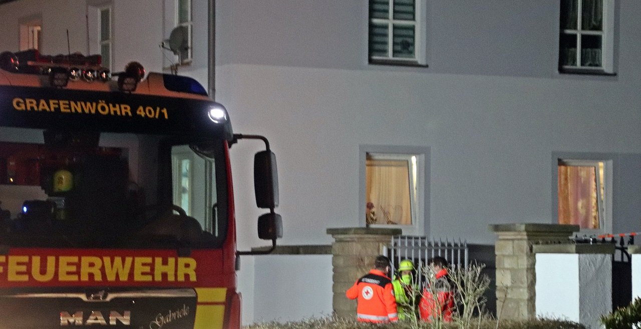 Trauriger Einsatz Grafenwöhr Brand in Mehrfamuilienhaus Rauch leblose Frau Frau verstorben Feuerwehr Bilder Jürgen Masching (1)