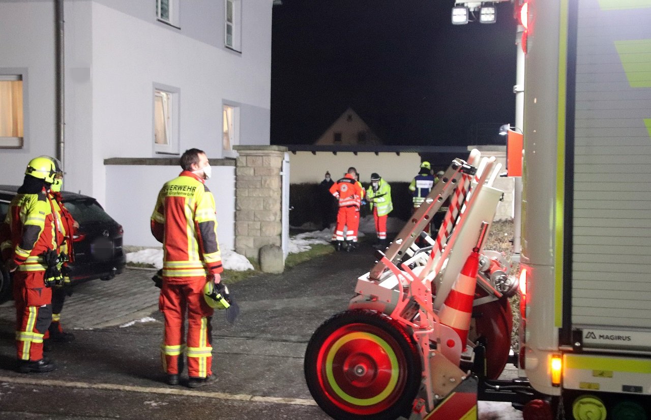 Trauriger Einsatz Grafenwöhr Brand in Mehrfamuilienhaus Rauch leblose Frau Frau verstorben Feuerwehr Bilder Jürgen Masching (3)