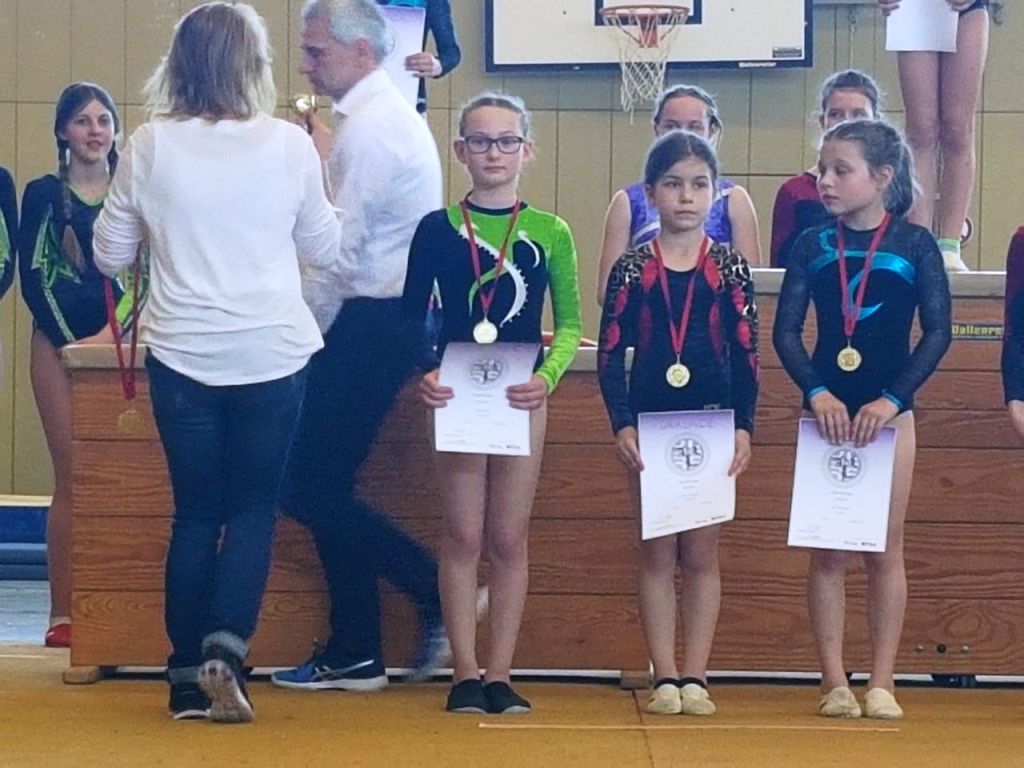 Turnerinnen DJK Pressath Ida Kirchberger, Lena Schiml und Matilda Schraml4