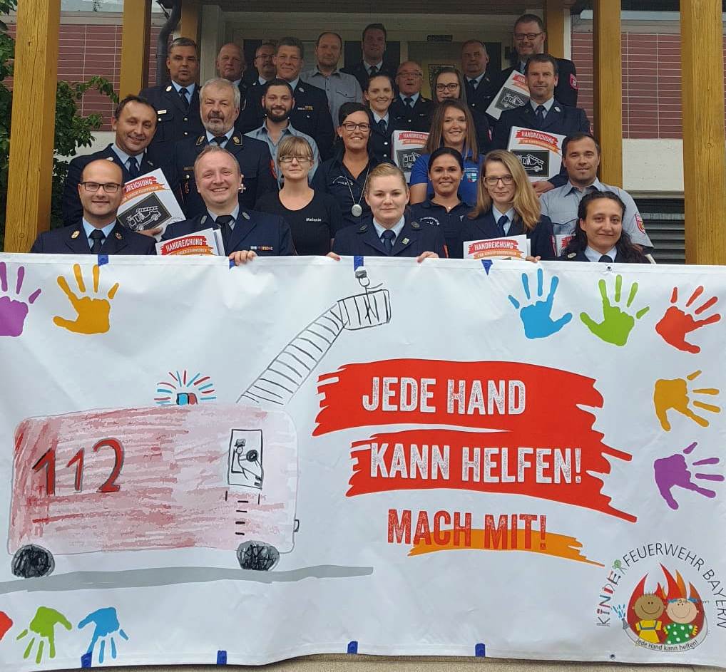 Übergabe_Handreichung_Kinderfeuerwehren