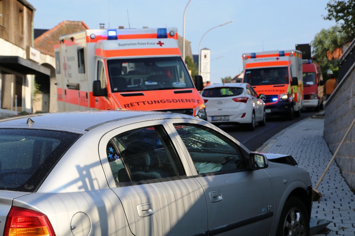 Auf dem Weg zum Einsatz: Zwei Personen bei Unfall verletzt