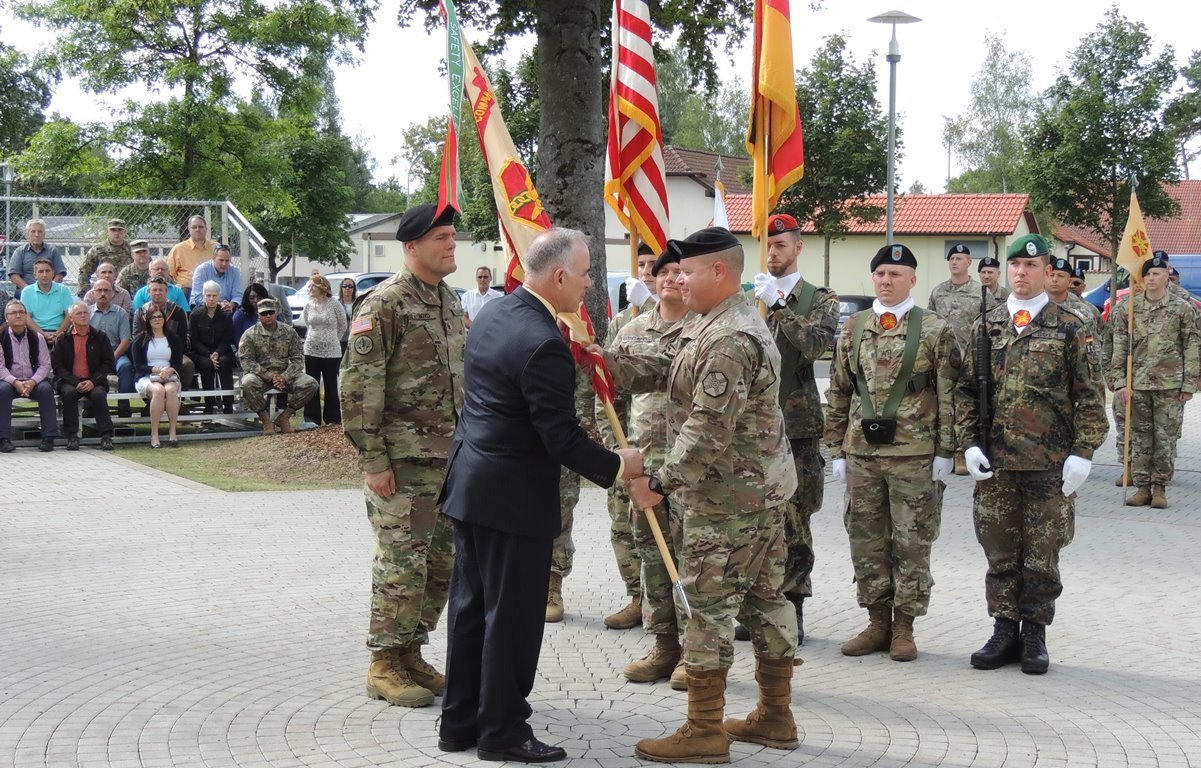 USAG-Wechsel-Fahnenüberg Bild Gerald Morgenstern