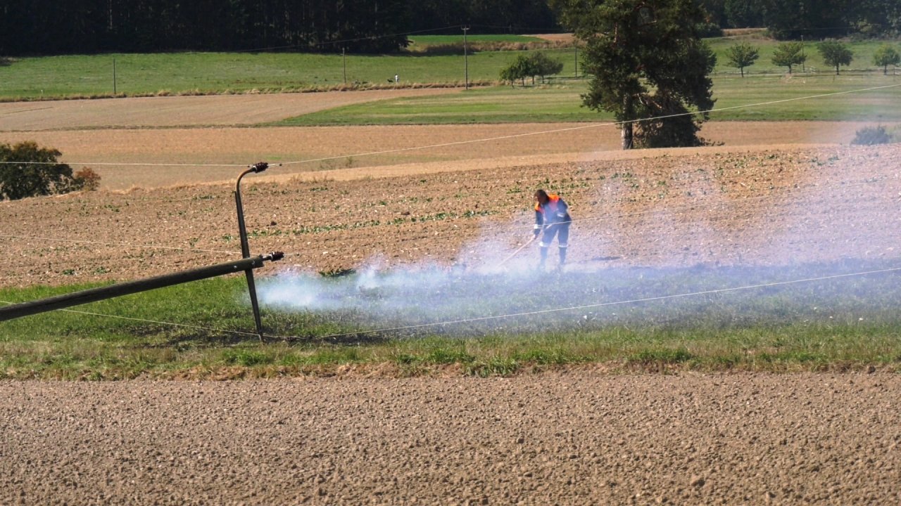Feuer und Stromausfall: Strommast stürzt auf Wiese