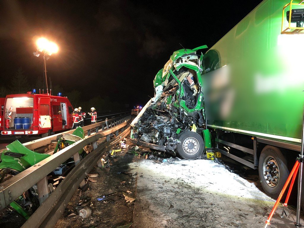Unfall A93 Folgeunfall Lkws Sattelzüge 01