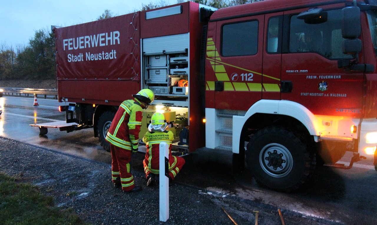 Kleinwagen schleudert in Leitplanke