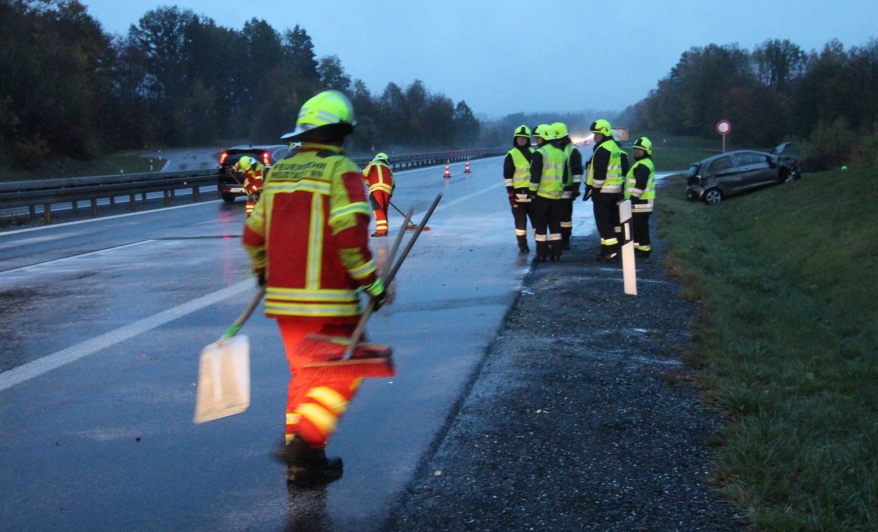 Kleinwagen schleudert in Leitplanke