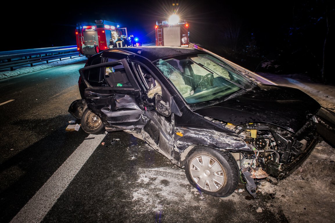 Schwerer Unfall auf A93: Fünf Verletzte, darunter Kleinkinder
