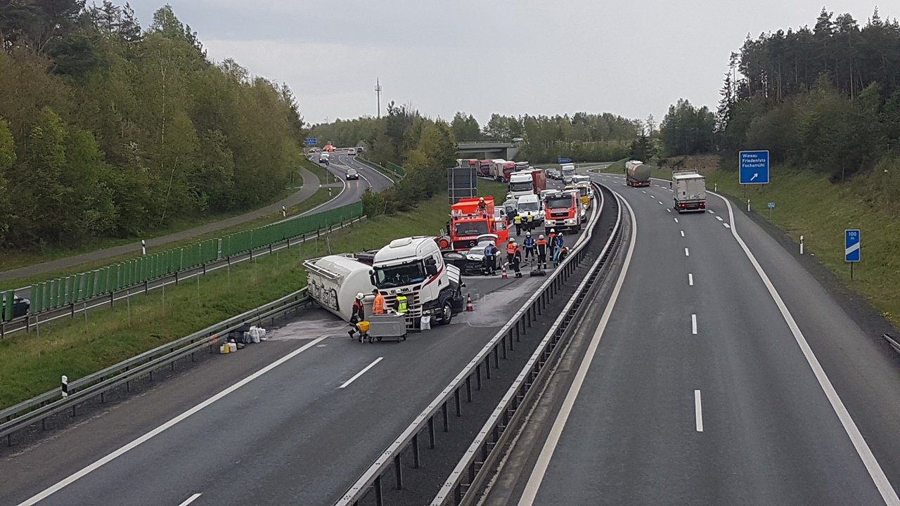 Unfall A93 Wiesau Lkw umgekippt