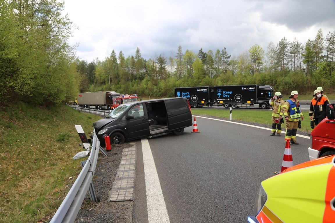 Folgeunfall A93 Wiesau Lkw umgekippt