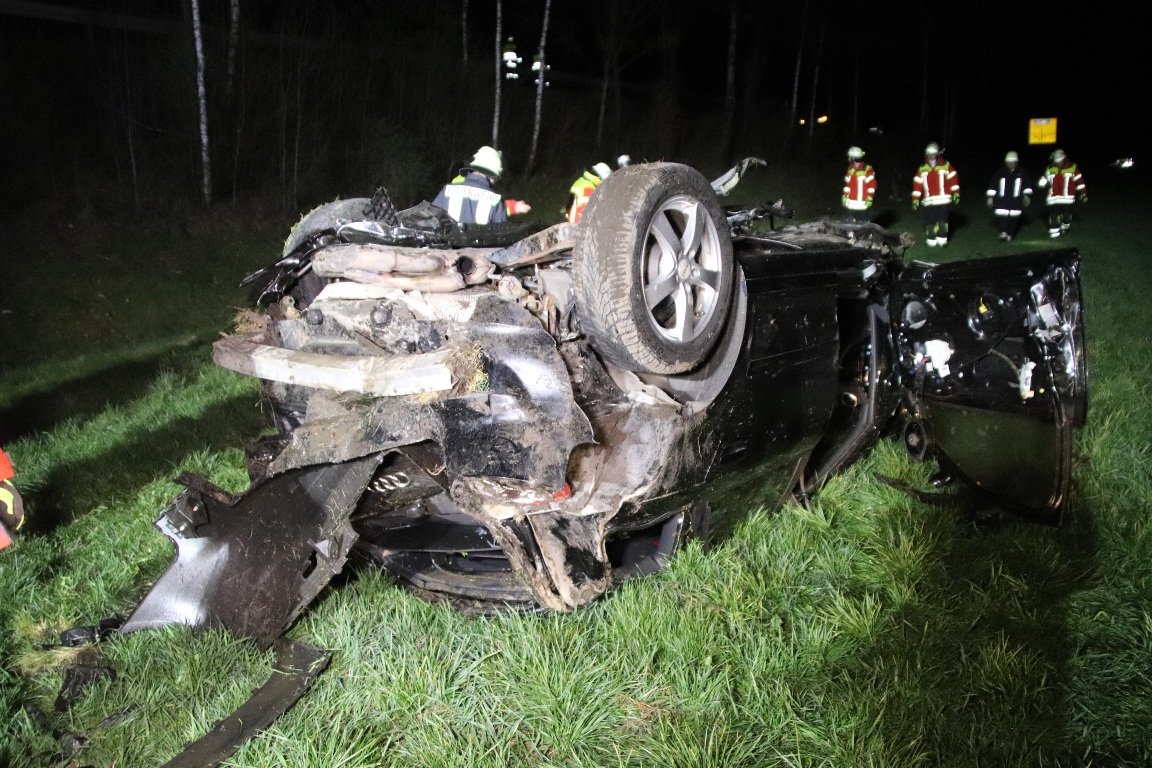 Unfall Autounfall Schwarzenbach Pressath Überschlag Feld Wiese Einsatzkräfte Bilder Jürgen Masching (4)
