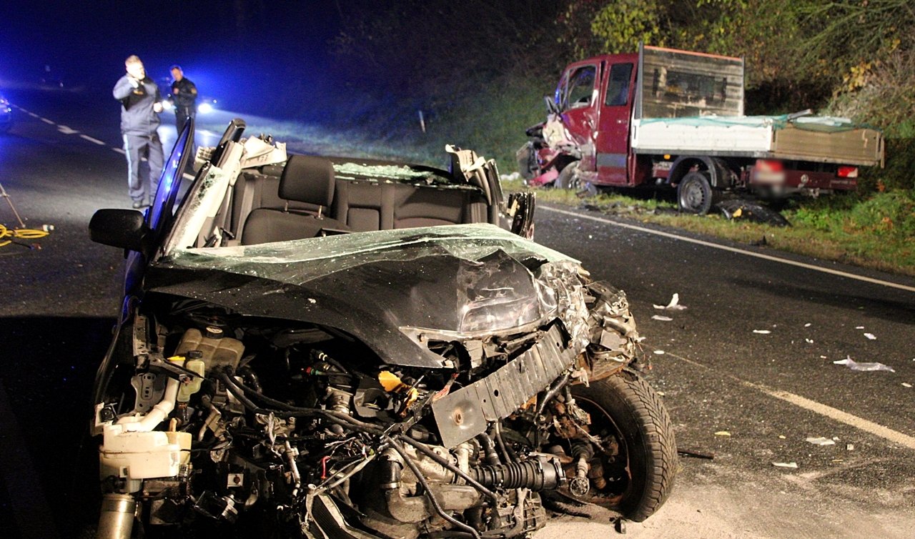 Frontal in Gegenverkehr - Mann (25) in Lebensgefahr