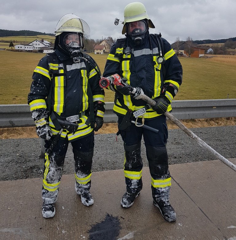 Unfall Brand A 93 Autobahn Anhänger eines Lkw's fängt Feuer Anhänger-Brand Bild Feuerwehr Oberwildenau