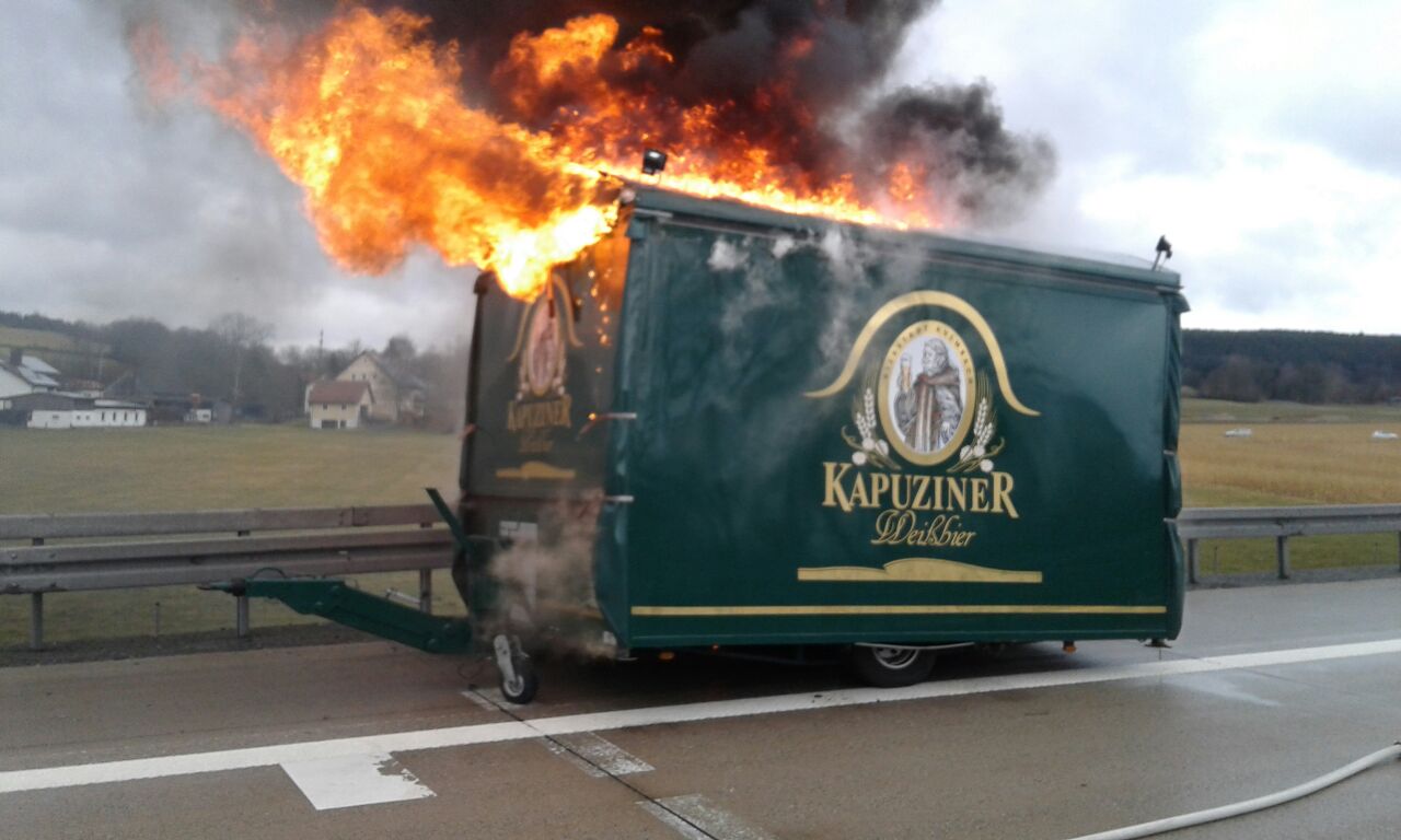 Unfall Brand A 93 Autobahn Anhänger eines Lkw's fängt Feuer Anhänger-Brand Bild Feuerwehr Oberwildenau4