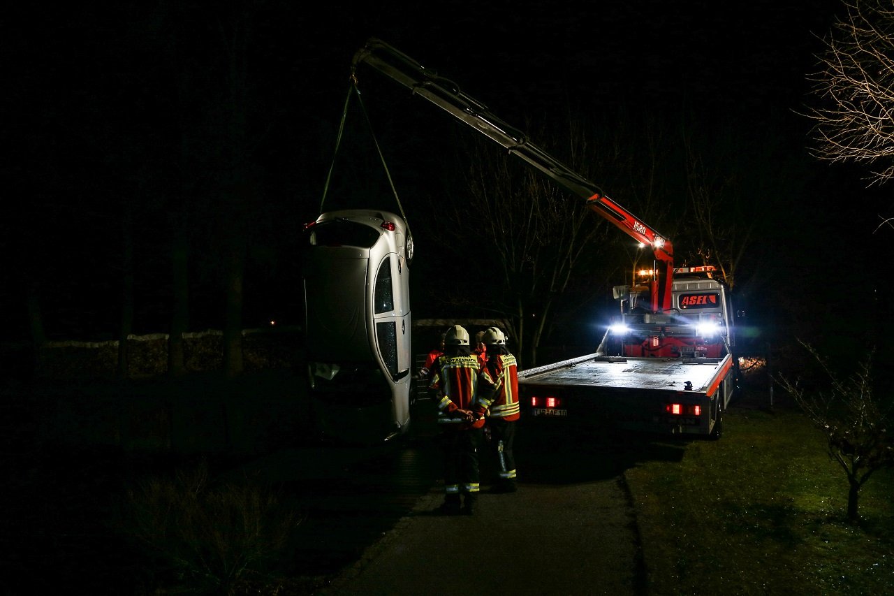 Jugendliche retten Frau aus sinkendem Auto