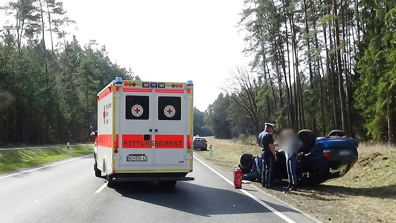 Unfall Fahrzeug überschlagen Pressath (1)