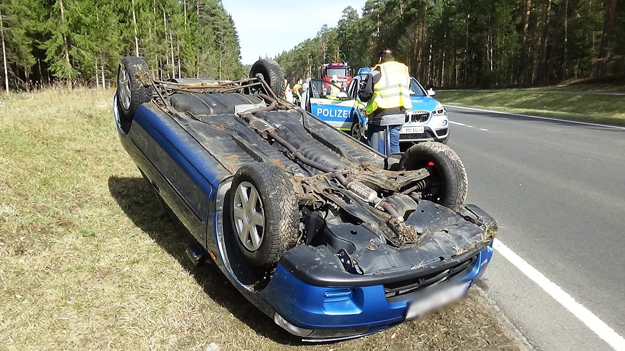 Unfall Fahrzeug überschlagen Pressath (3)