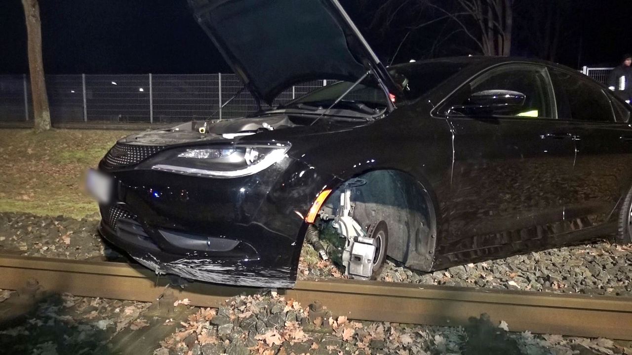 Unfall-Grafenwöhr-Gleise-bei-Tankstelle-Reifen-verloren