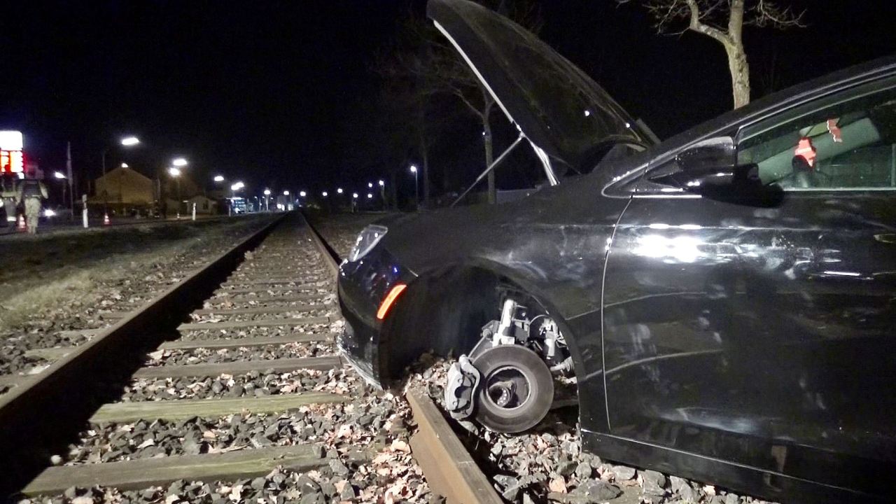 Unfall-Grafenwöhr-Gleise-bei-Tankstelle-Reifen-verloren