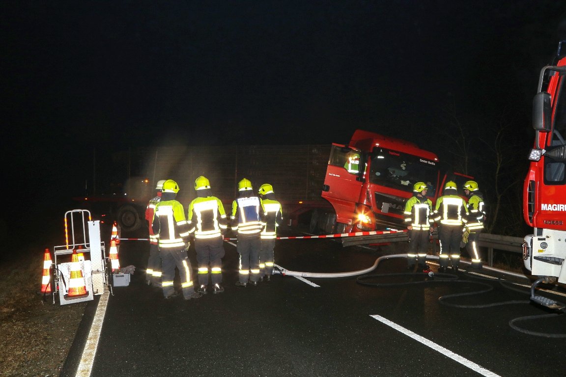 Unfall KTB Lastwagen Leitplanke Windischeschenbach (2)