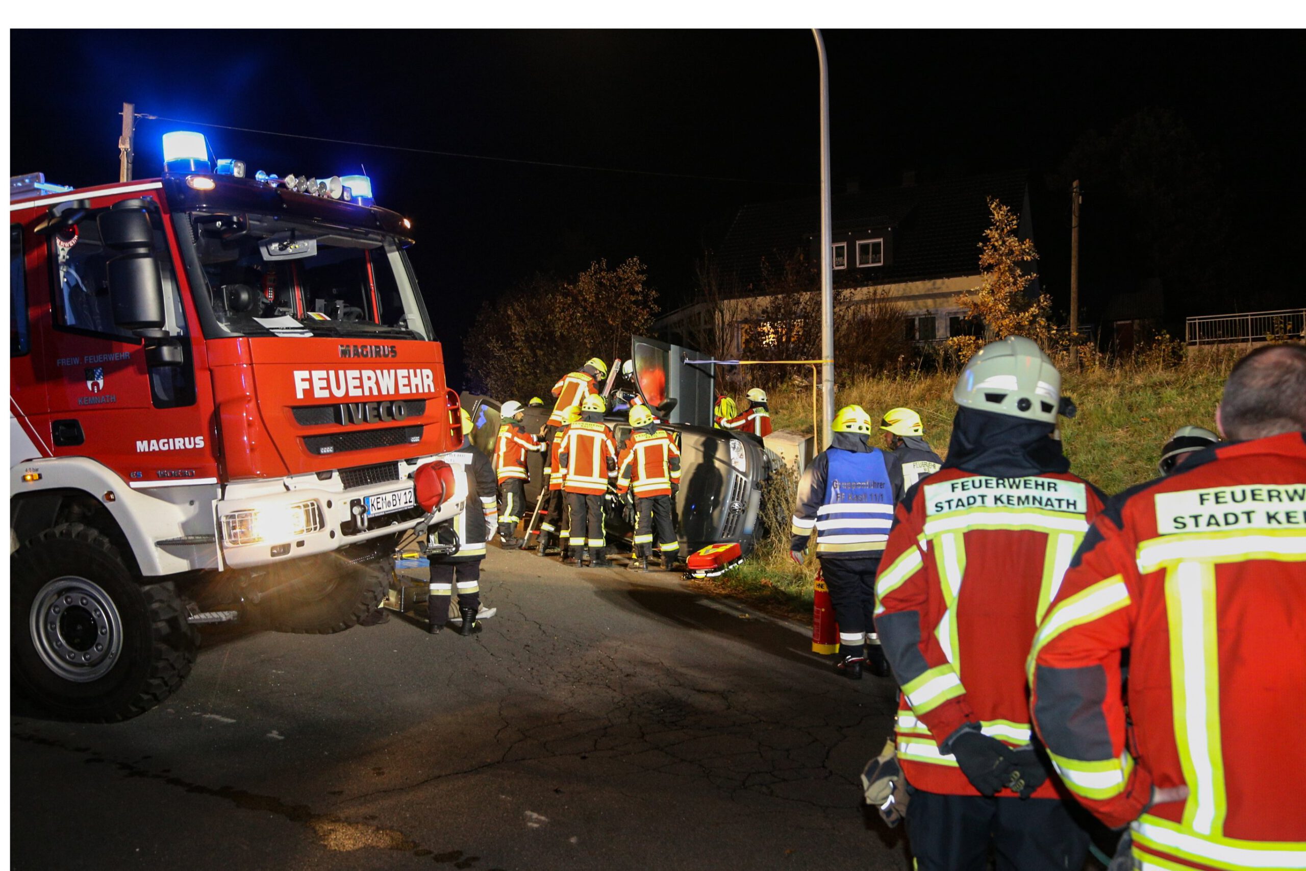 Einsatzkräfte retten Autofahrerin