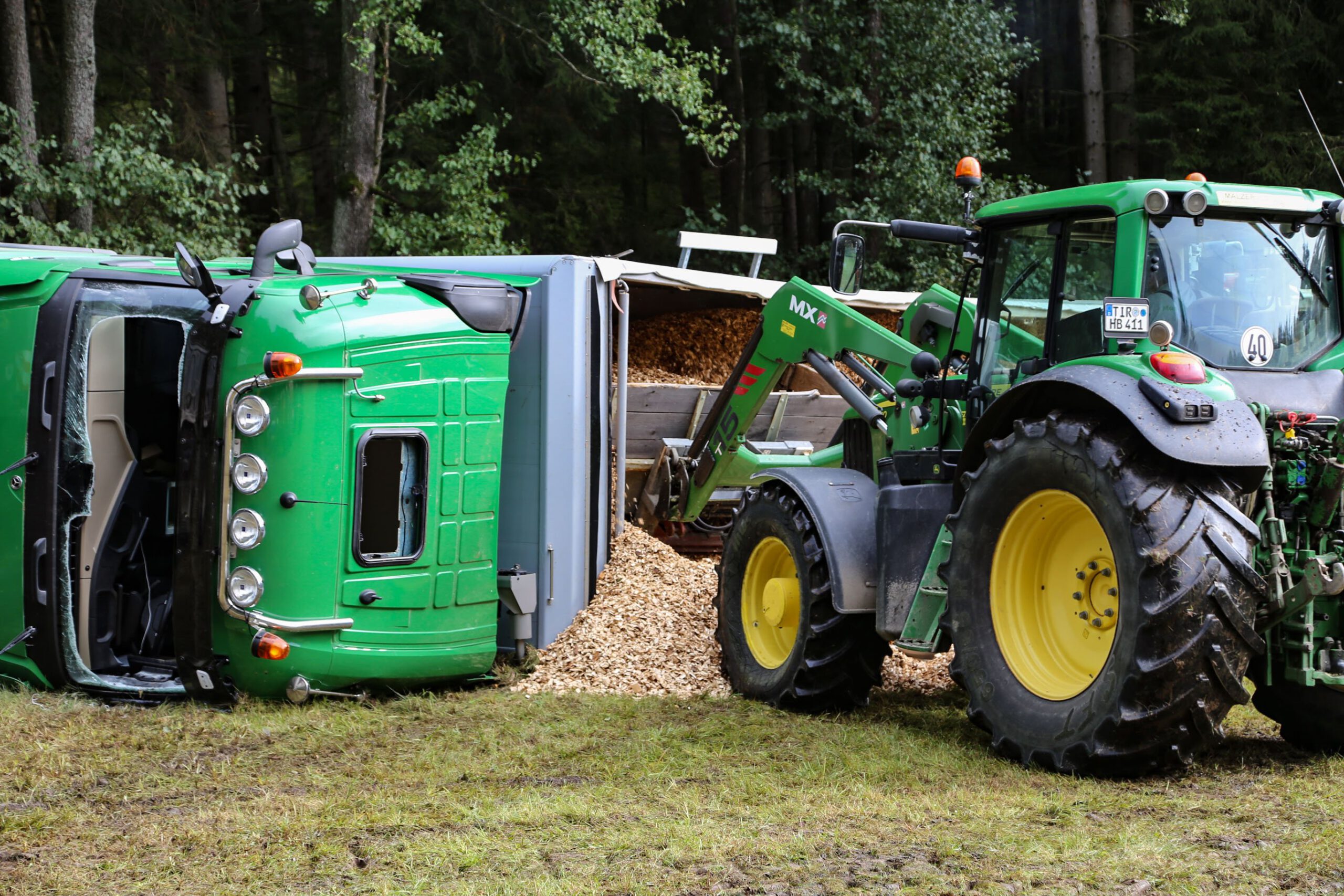 Sattelzug mit Hackschnitzel kippt um: Aufwendige Bergung mitten im Wald