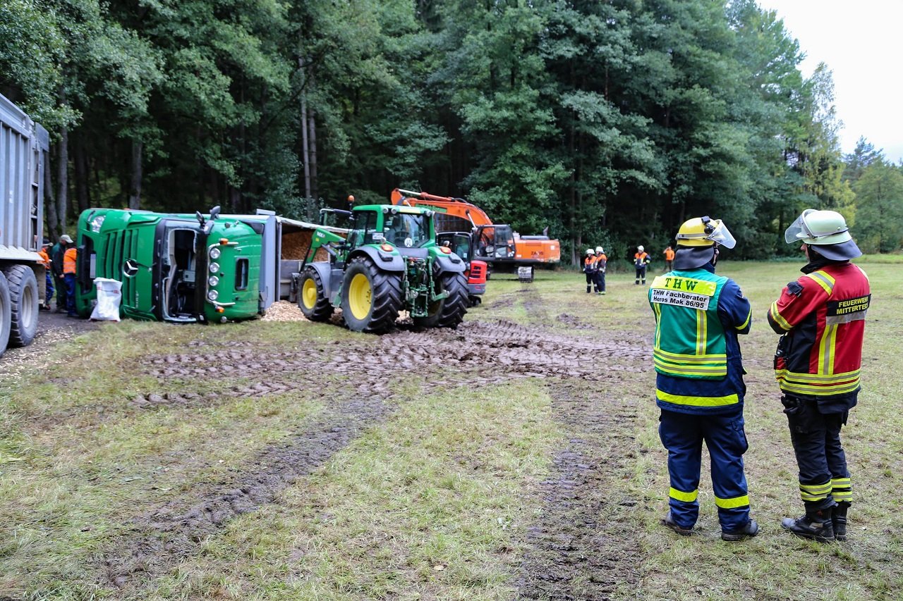 Sattelzug mit Hackschnitzel kippt um: Aufwendige Bergung mitten im Wald
