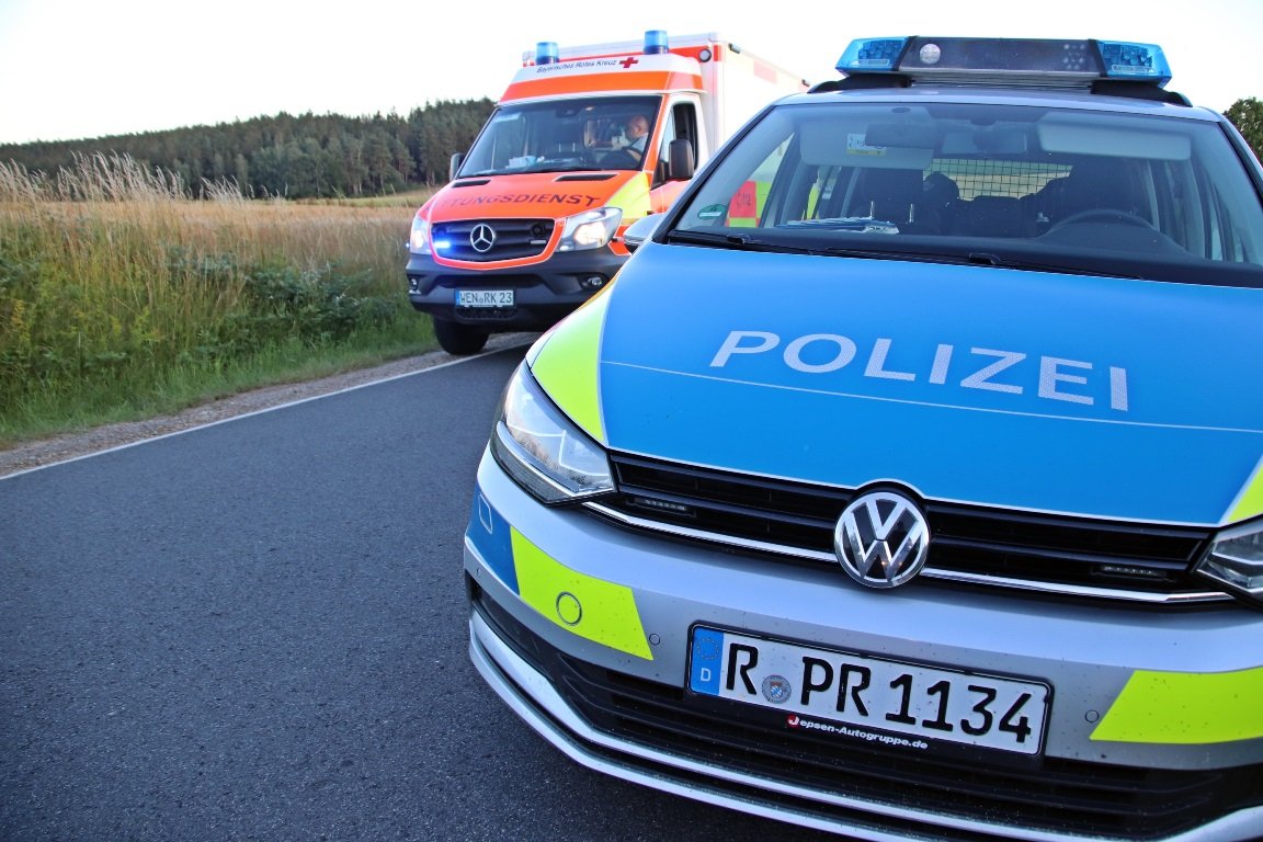 Unfall Polizeiauto Polizei Symbol Symbolbild Krankenwagen Rettungsdienst BRK Symbol Symbolbild