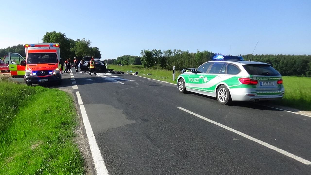 Unfall Sassenreuth Feuerwehr Polizei Golfs St2120 7